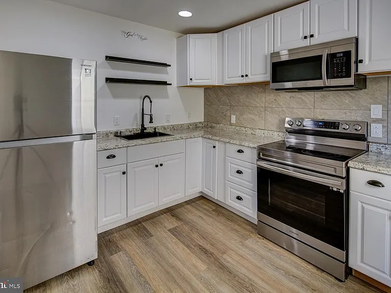 715 W 8th St #1 — Photo 2