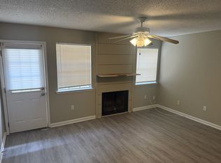 820 Meadow Glen Ave APT B, Zachary, LA 70791