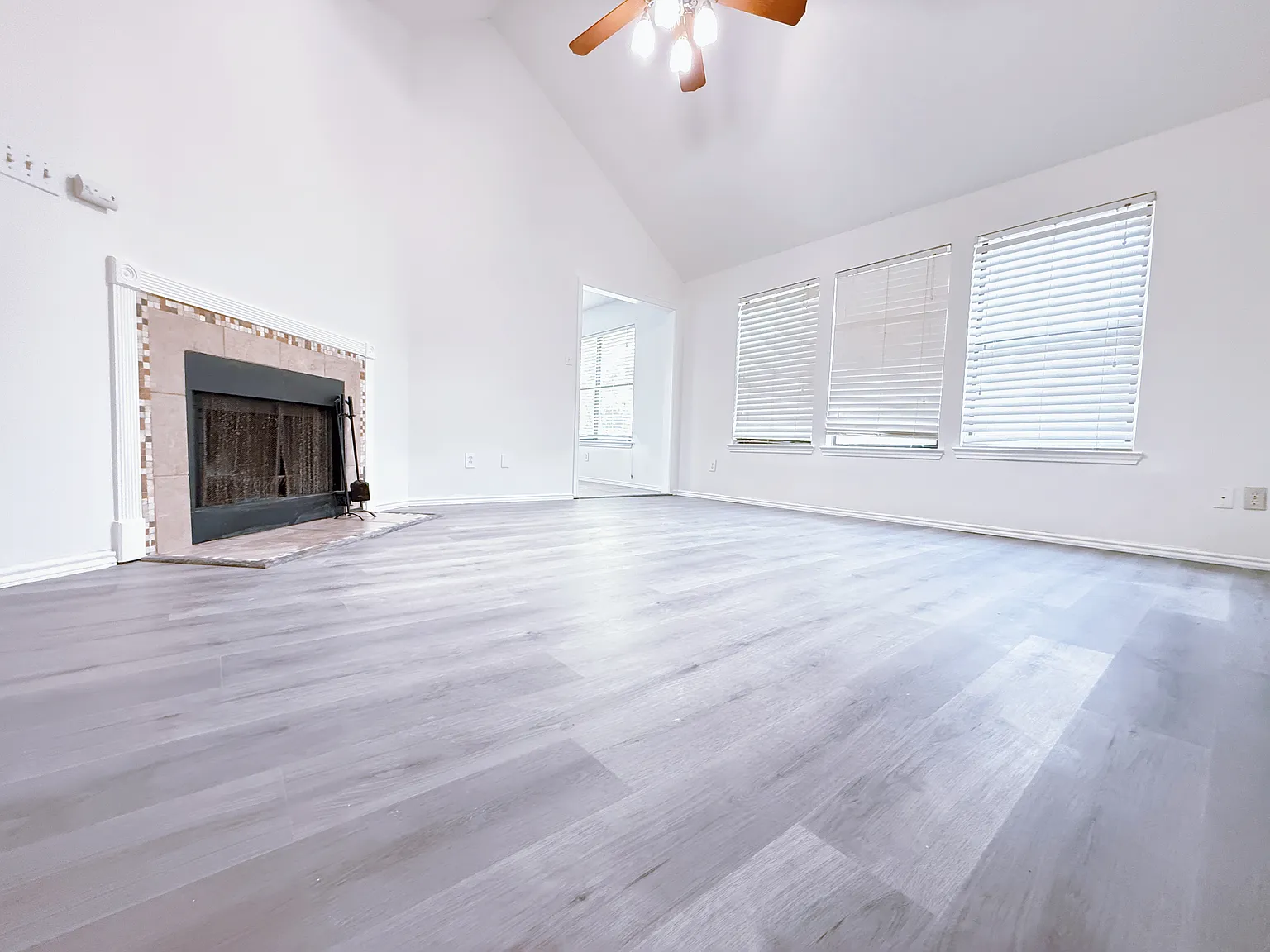 4 bed, 1905 sqft, $2,590 — Photo 2