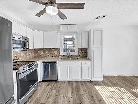 3rd image of 279 Leawood CIR