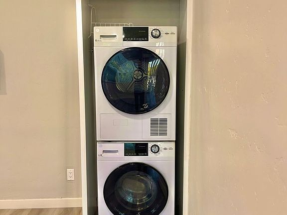 4th image of 2120 Mission Ave #3