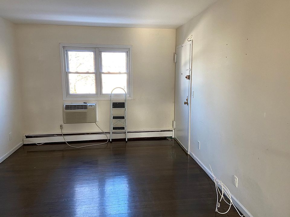 1st image of 198 Greenleaf Ave APT 9A