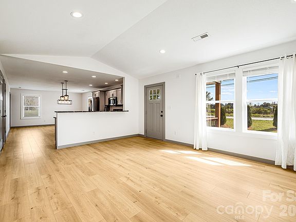 4th image of 1021 Alexander Rd