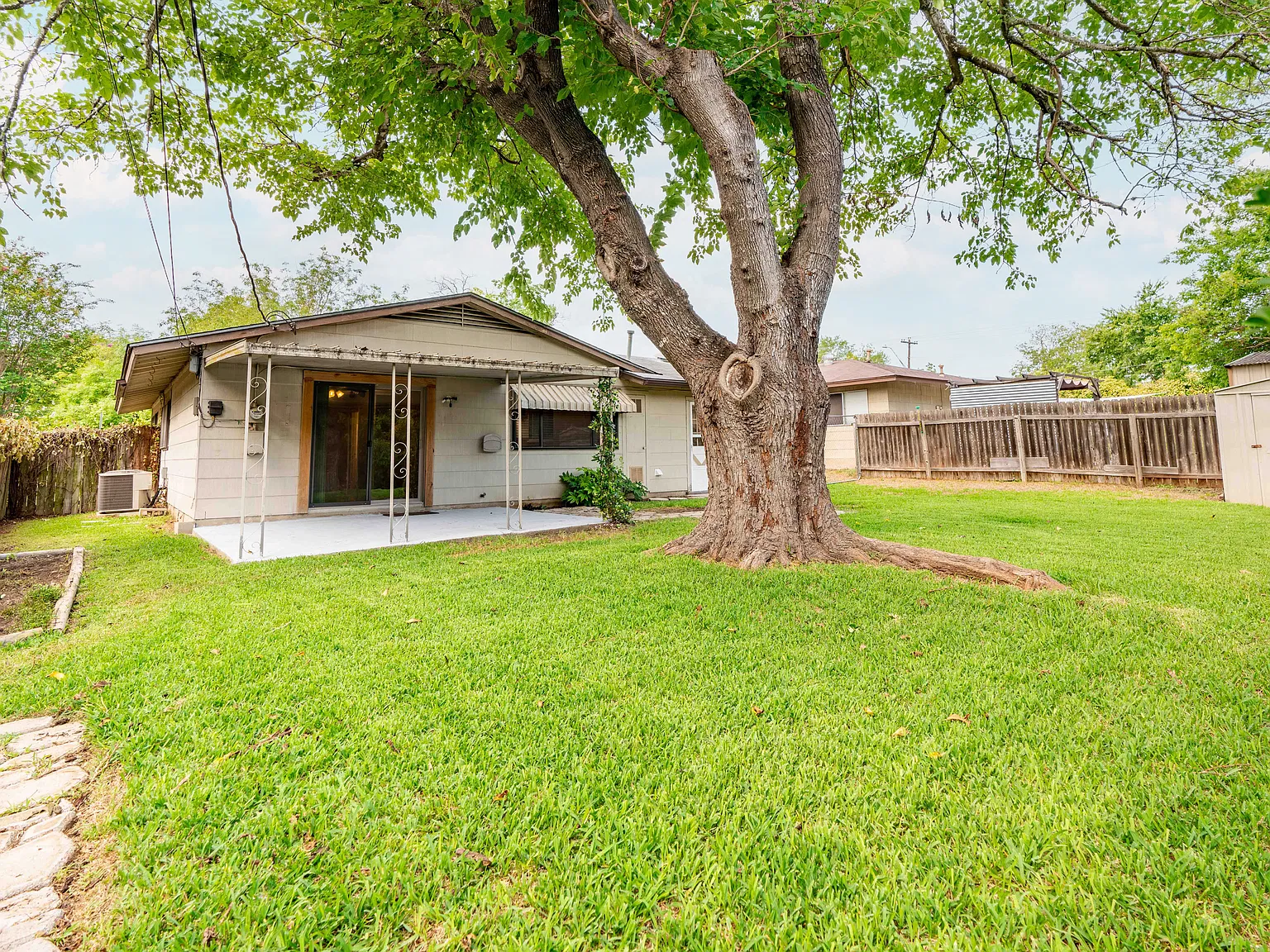 3 bed, 1450 sqft, $2,300 — Photo 2