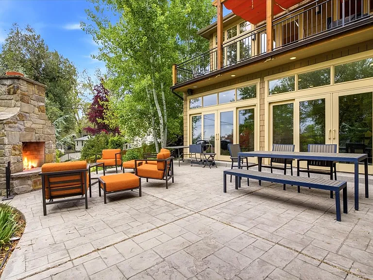 1418 E Federal Way — Photo 2