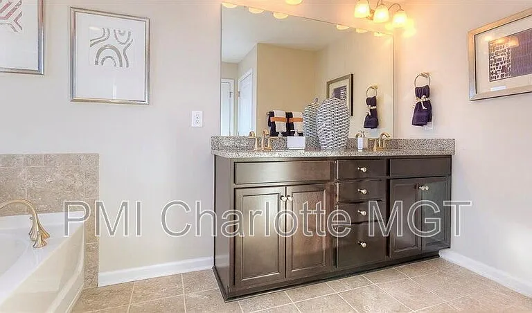 1120 Walbury Hl — Photo 22