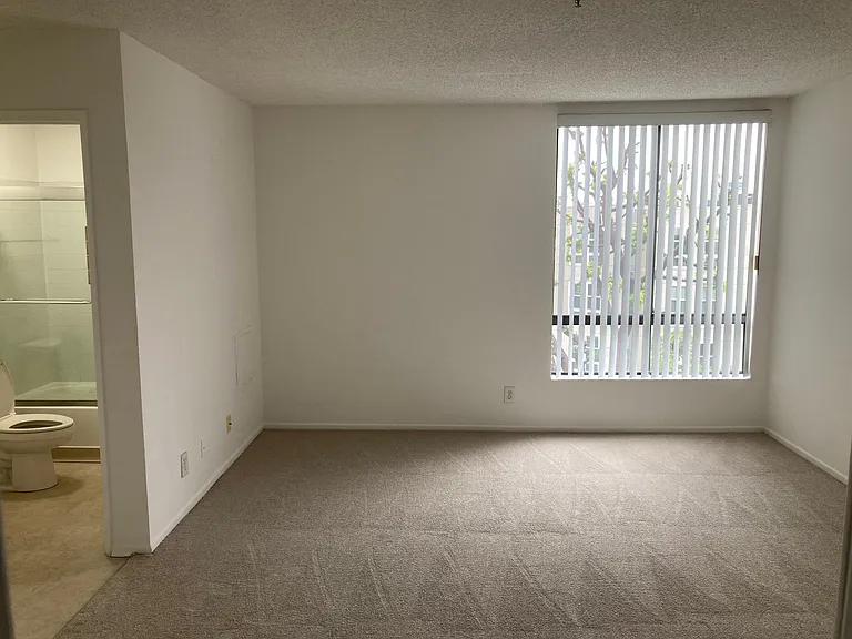 10933 Rochester — Photo 13