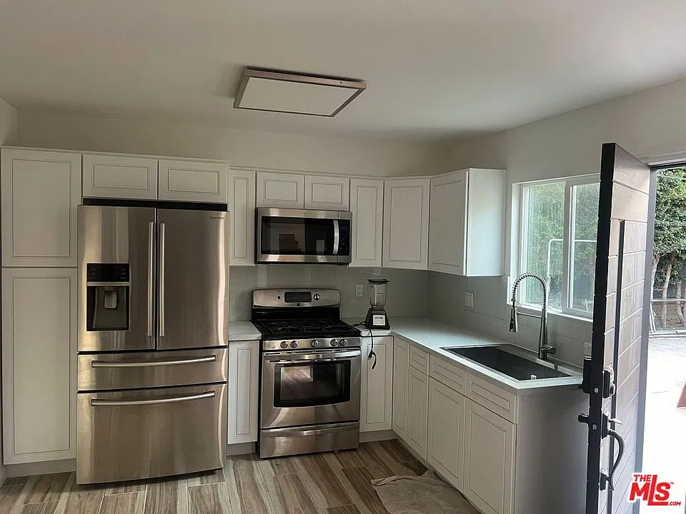 4 bed, 2.0 bath, 2726 sqft, $4,500 — Photo 2