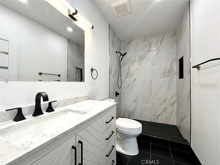 6255 Woodman Ave #201 — Photo 9