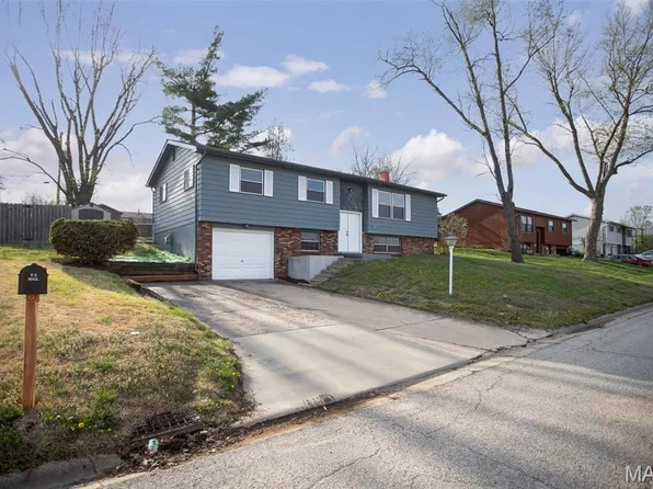 5808 Dogwood Ln, Godfrey, IL 62035