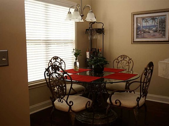 3rd image of 607 Scenic Oak Dr