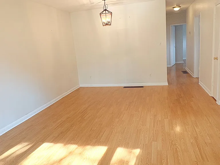 319 Dovedale Dr — Photo 5