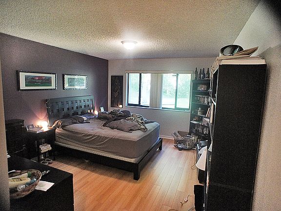 LARGE MASTER BEDROOM