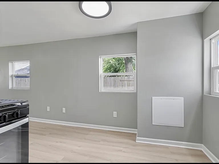 1341 Genessee Ave — Photo 12