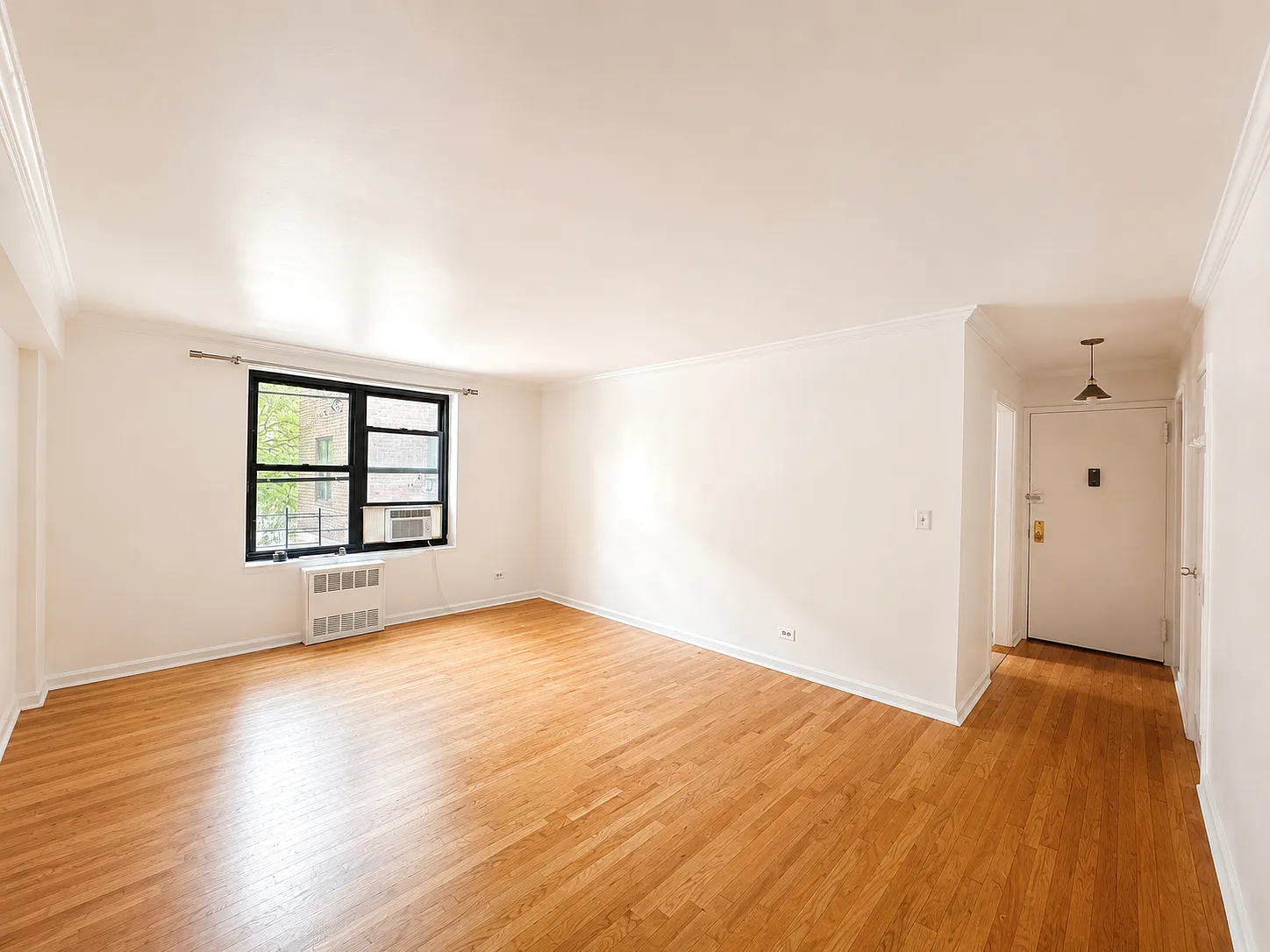 4489 Broadway — Photo 1
