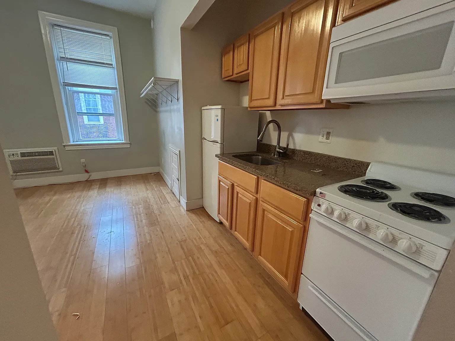 Studio, $890 — Photo 3