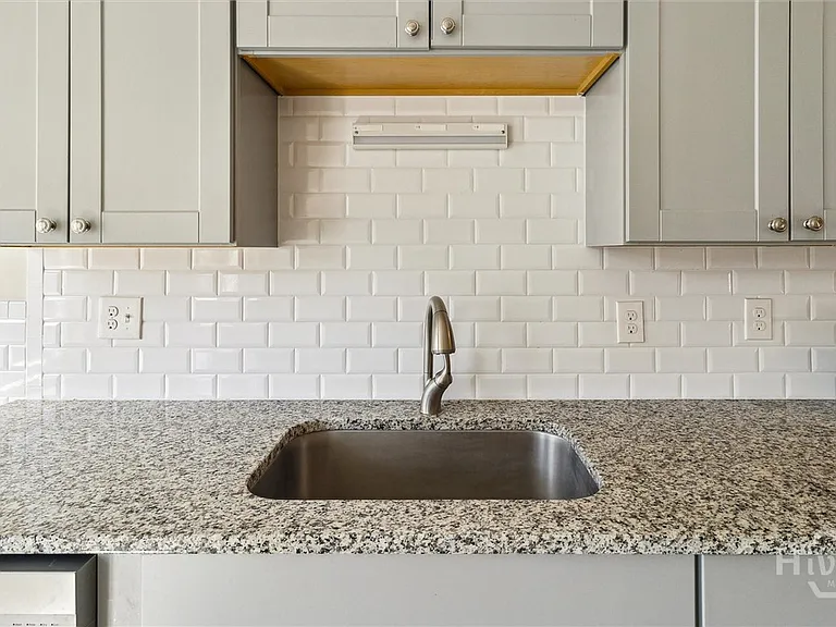 413 E Waldburg St #B — Photo 12