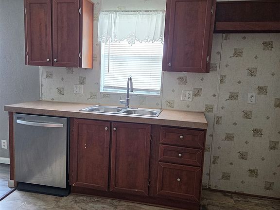 5th image of 310 Latham Ln