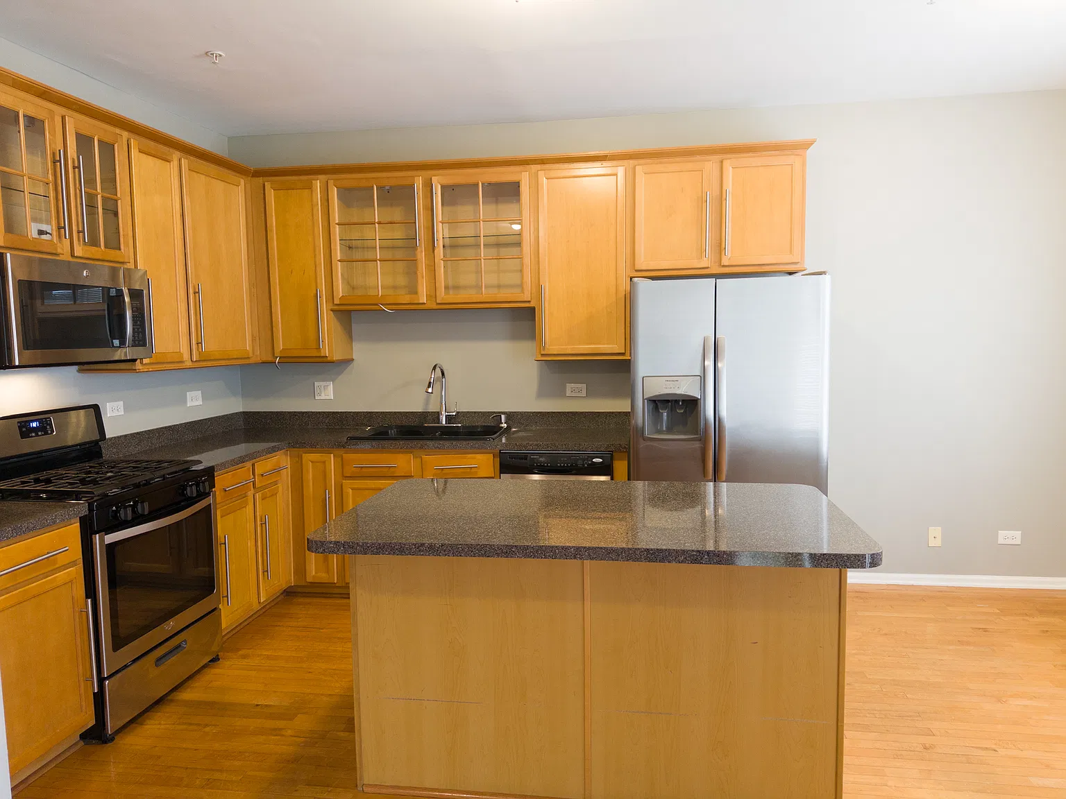 3 bed, 2.5 bath, 1590 sqft, $2,495 — Photo 2
