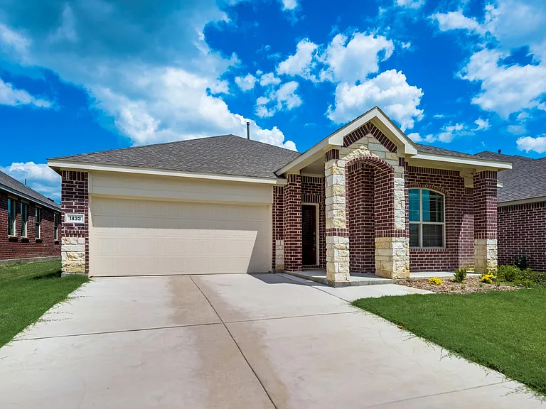 1833 Lake Grove Dr — Photo 2