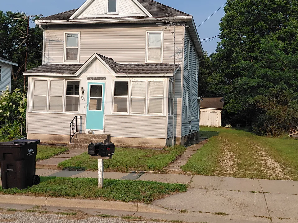 823 1/2 Long Ct