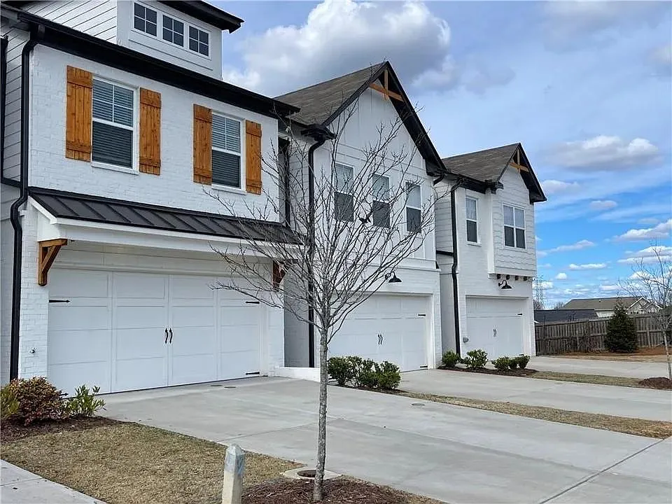 3 bed, 2.5 bath, 1745 sqft, $2,100 — Photo 2