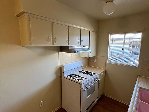 5th image of 558 N Sunnyside St Unit 14