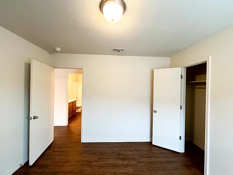 1515 Justin Loop #B — Photo 28