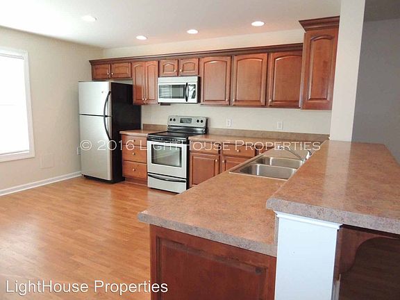 4th image of 206 Colonnade St