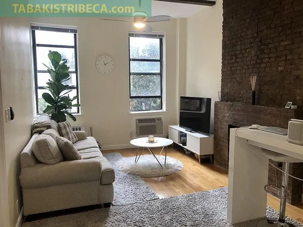 360 W 20th St APT 2R, New York, NY 10011