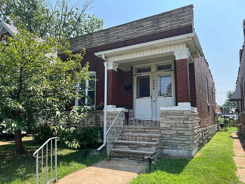 2 bed, 1.0 bath, $1,095 — Photo 1