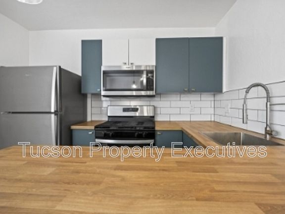2nd image of 824 E 10th St #J