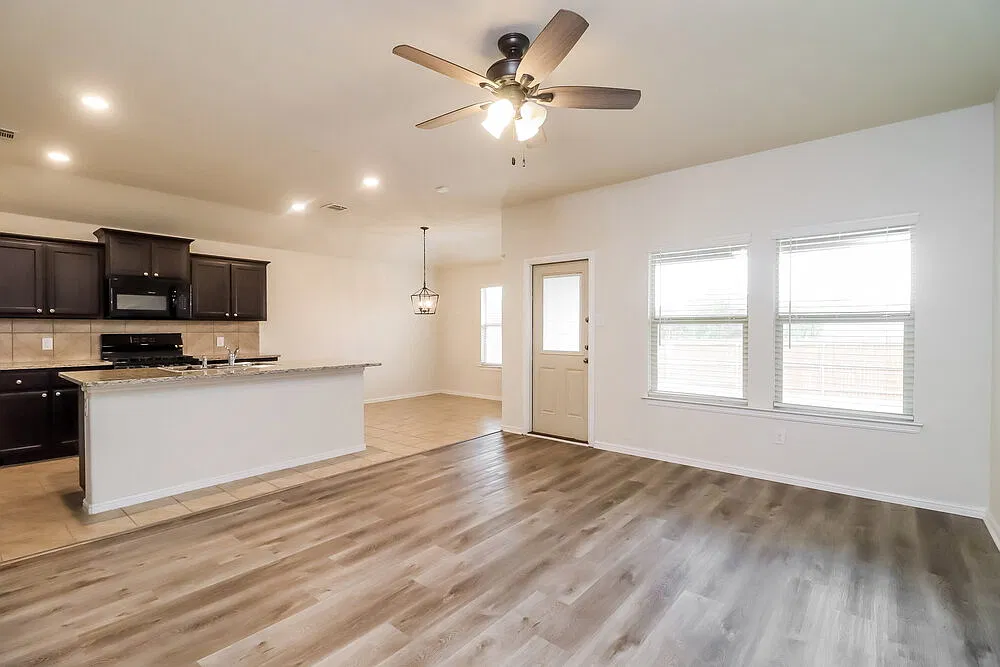 3 bed, 2.0 bath, 1457 sqft, $2,215 — Photo 4