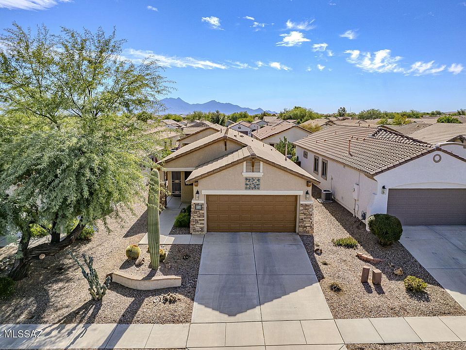 1st image of 395 W Calle Del Estribo