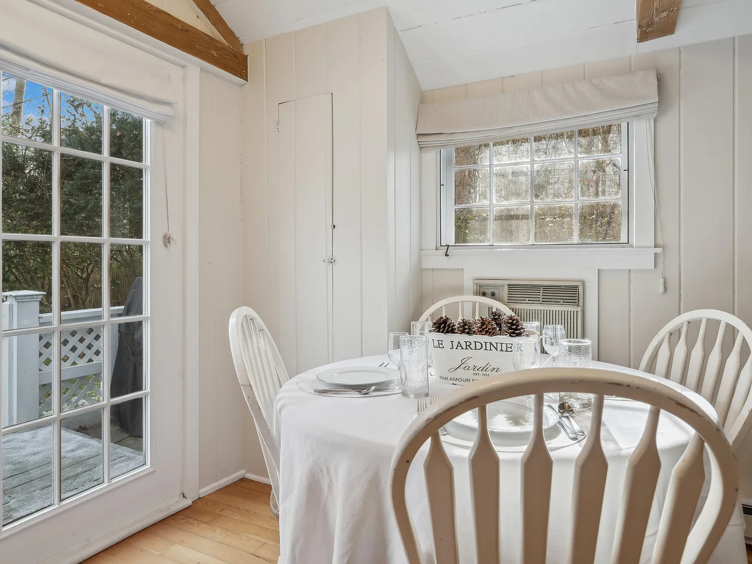 Wainscott South Renovated Cottage Available for Rent — Photo 2