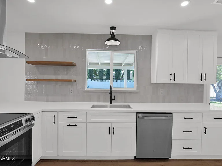 501 W Seldon Ln — Photo 19