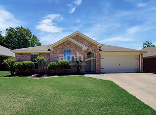 1120 Greenview Ln, Kennedale, TX 76060