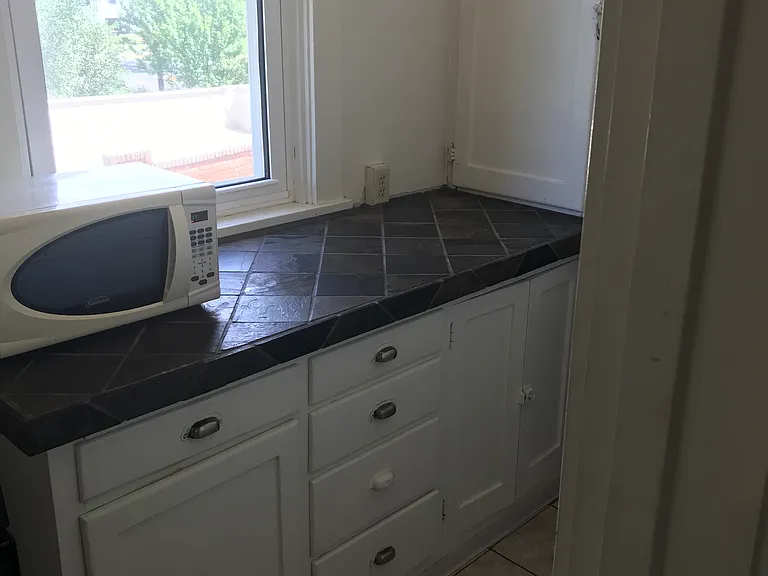 719 E Grand Ave #5 — Photo 5