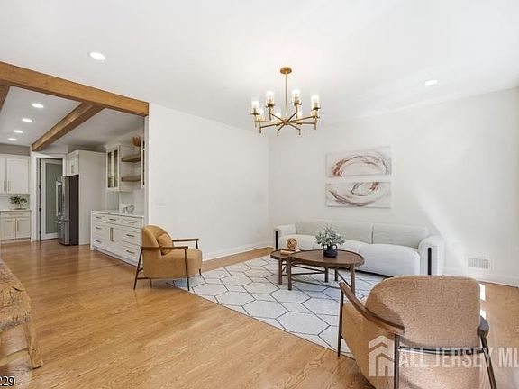 4th image of 61 Hickory St