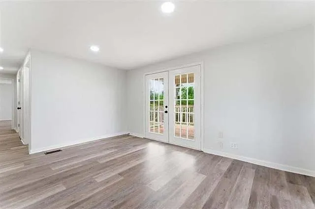 2521 Jayson St — Photo 9