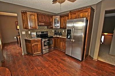 3rd image of 810 Lois Ln
