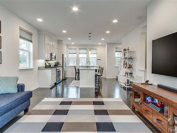 2nd image of 504 Woodlawn Ave