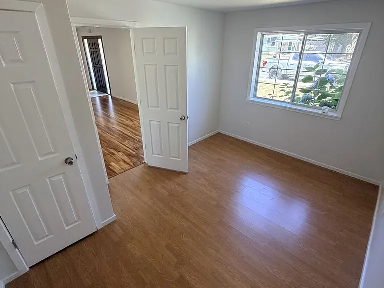 2518 Borst Ave — Photo 4