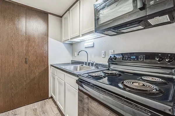 Ellacott Parkway Apartments — Photo 60