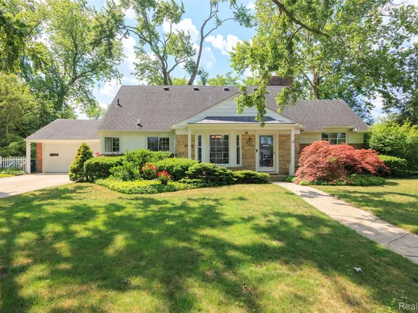 17501 Dunblaine Ave, Beverly Hills, MI 48025