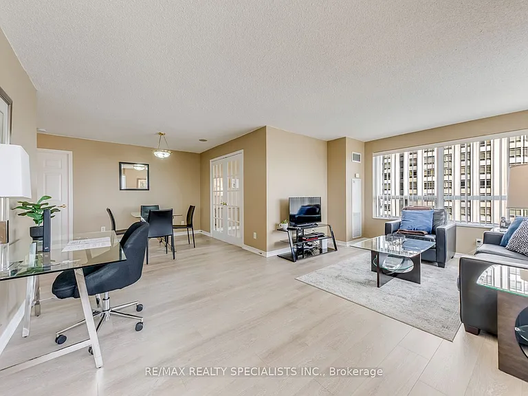 25 Kingsbridge Garden Cir W #924 — Photo 22