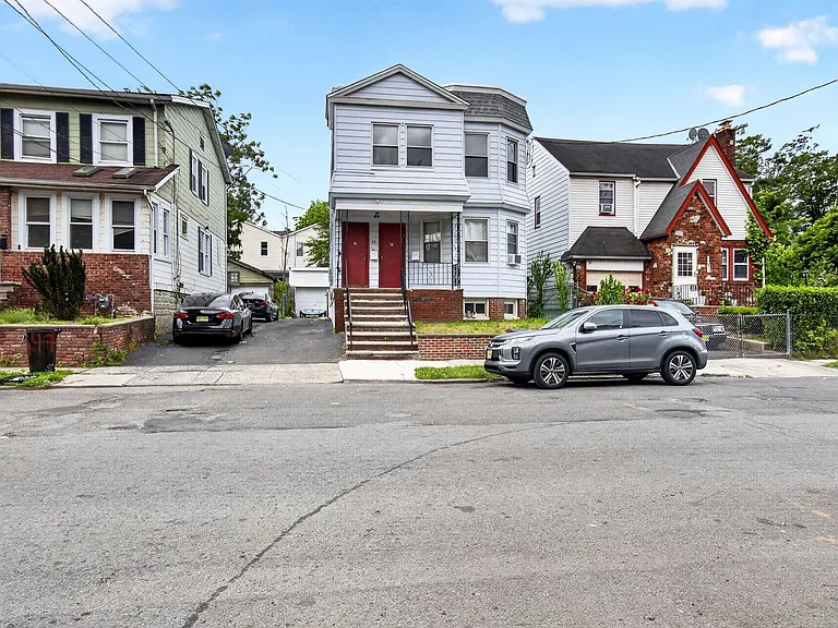 49 Welland Ave — Photo 2
