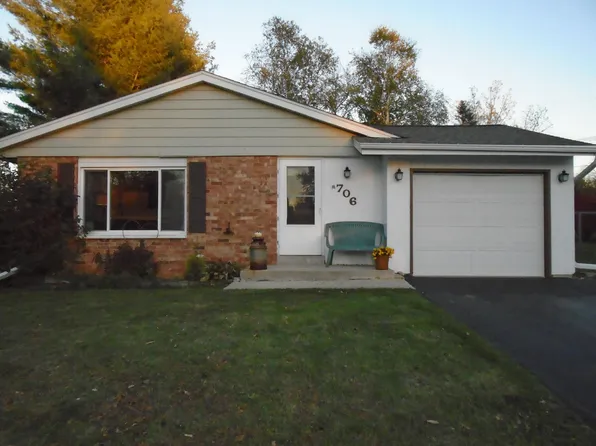 706 Memorial Dr, Kewaskum, WI 53040