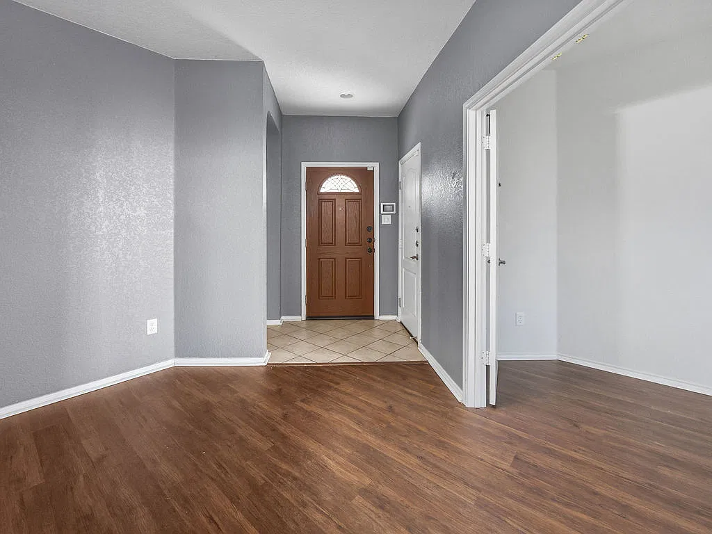 3 bed, 2.5 bath, 2582 sqft, $1,850 — Photo 2