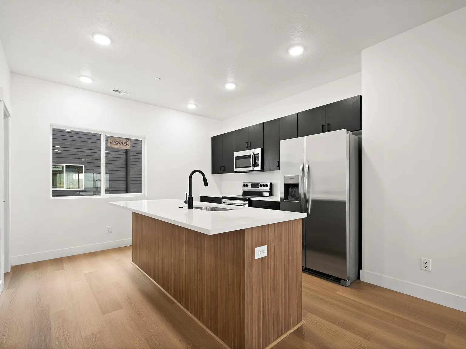 3 bed, 2.5 bath, 1450 sqft, $2,475 — Photo 1